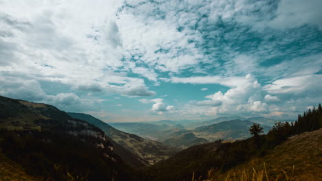 Ultraweiter-Blick-Auf-Die-Berge-Mit-Einer-Kleinen-Stadt-In-Der-Ferne