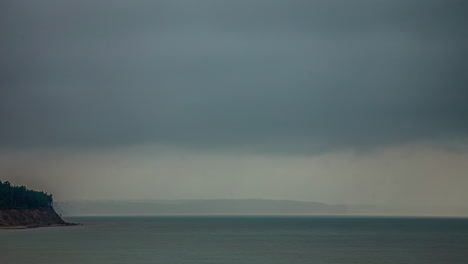 Gewitterwolken-Verteilen-Im-Zeitraffer-Regen-über-Die-Küste-Und-Das-Meerwasser