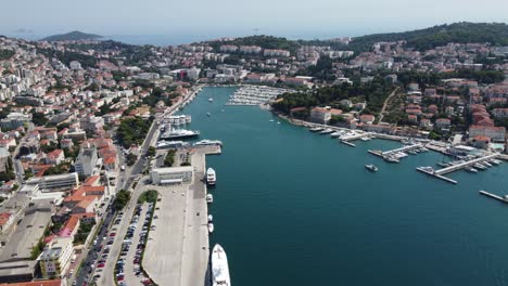 Muelle-De-Barcos-Y-Puerto-Deportivo-En-El-Puerto-Protegido-De-La-Ciudad-De-Gruz-En-Dubrovnik