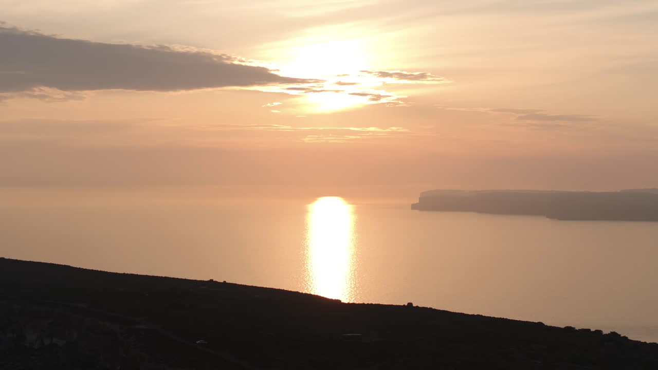 말타 의 지중해 에서 반사 되는 일몰 의 항공 텔레포토 사진