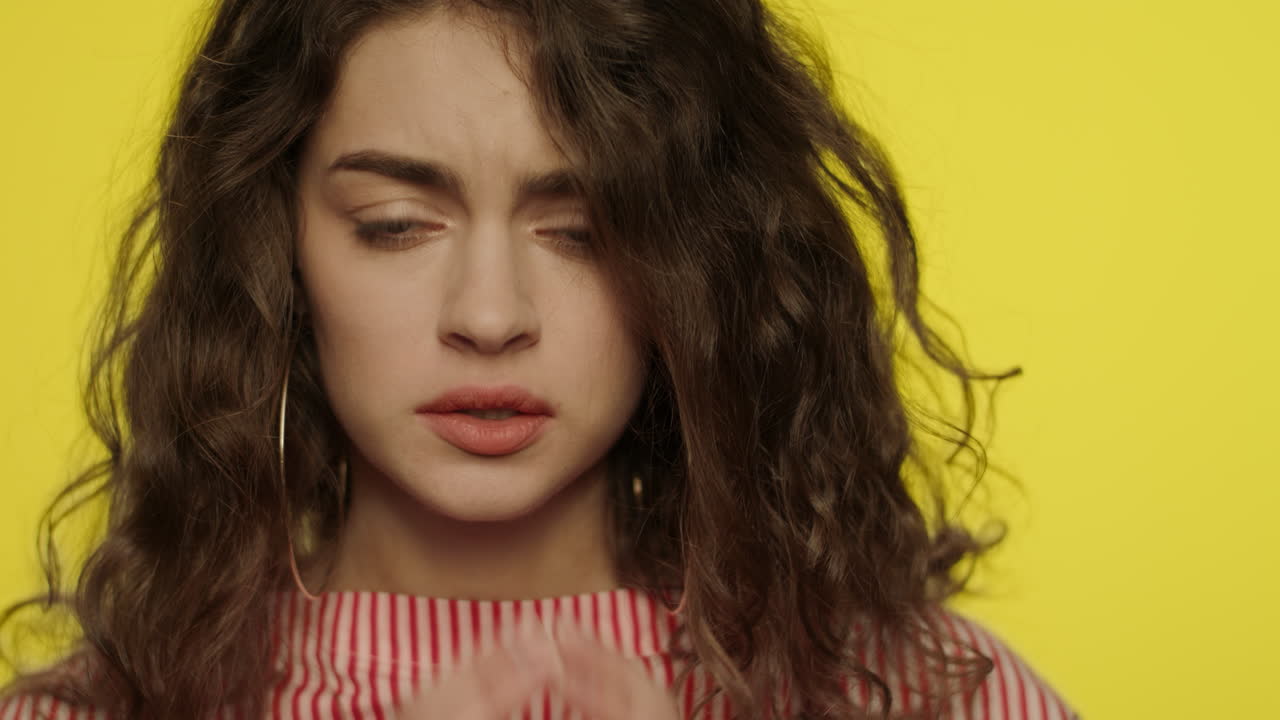 mujer asustada mirando a la cámara