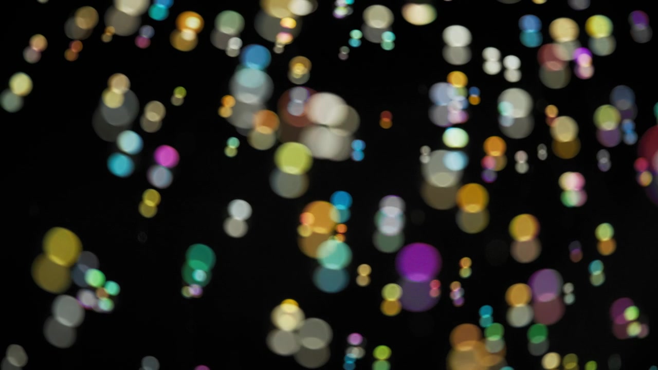 Sfondo bokeh con molte bolle di sapone che cadono. Movimento rallentato
