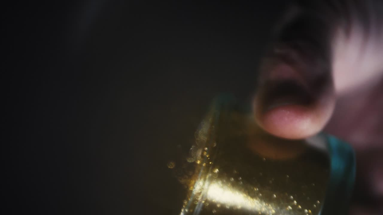 검은 배경에 금가루가 떨어진다