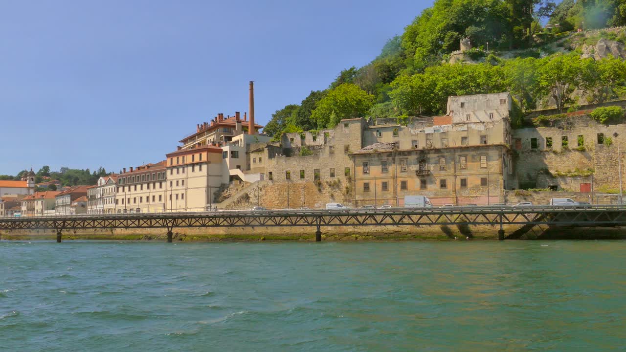 포르투갈 포르투 의 도루 강 에 있는 항해 보트 에서 볼 수 있는 강변 에 세워진 구조물
