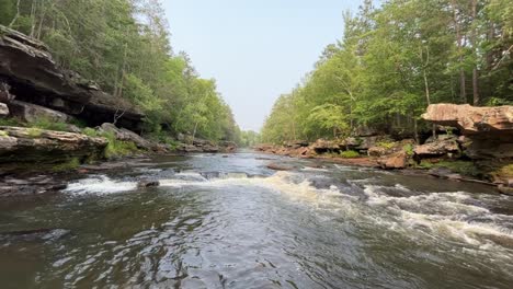 Flussroute,-Wo-Das-Wasser-Friedlich-Fließt