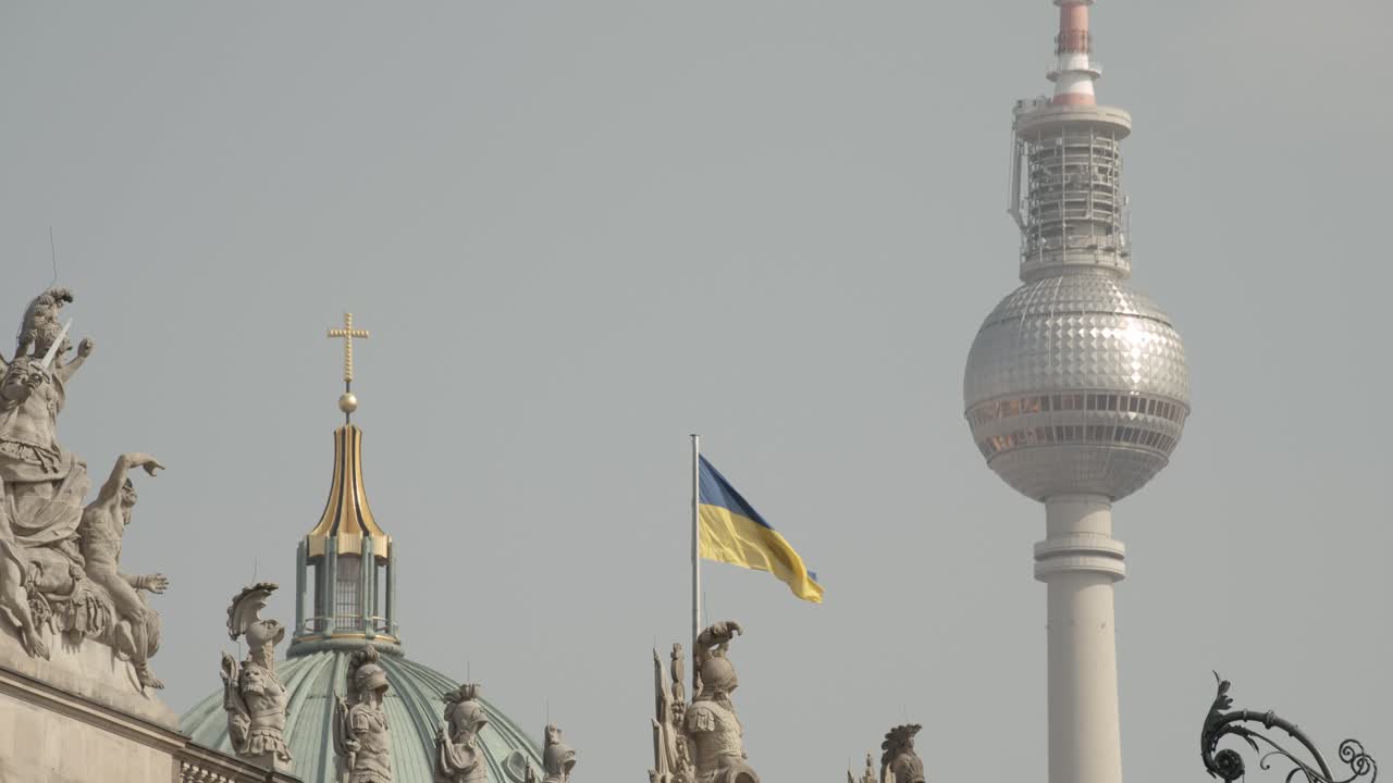 Bandiera dell'Ucraina accanto alla Torre della televisione di Berlino e alla cima del Duomo di Berlino.
