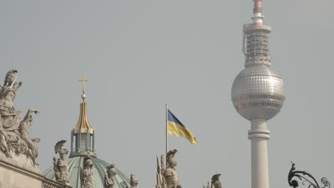 bandera de ucrania además del berliner fernsehturm y la parte superior del berliner dom