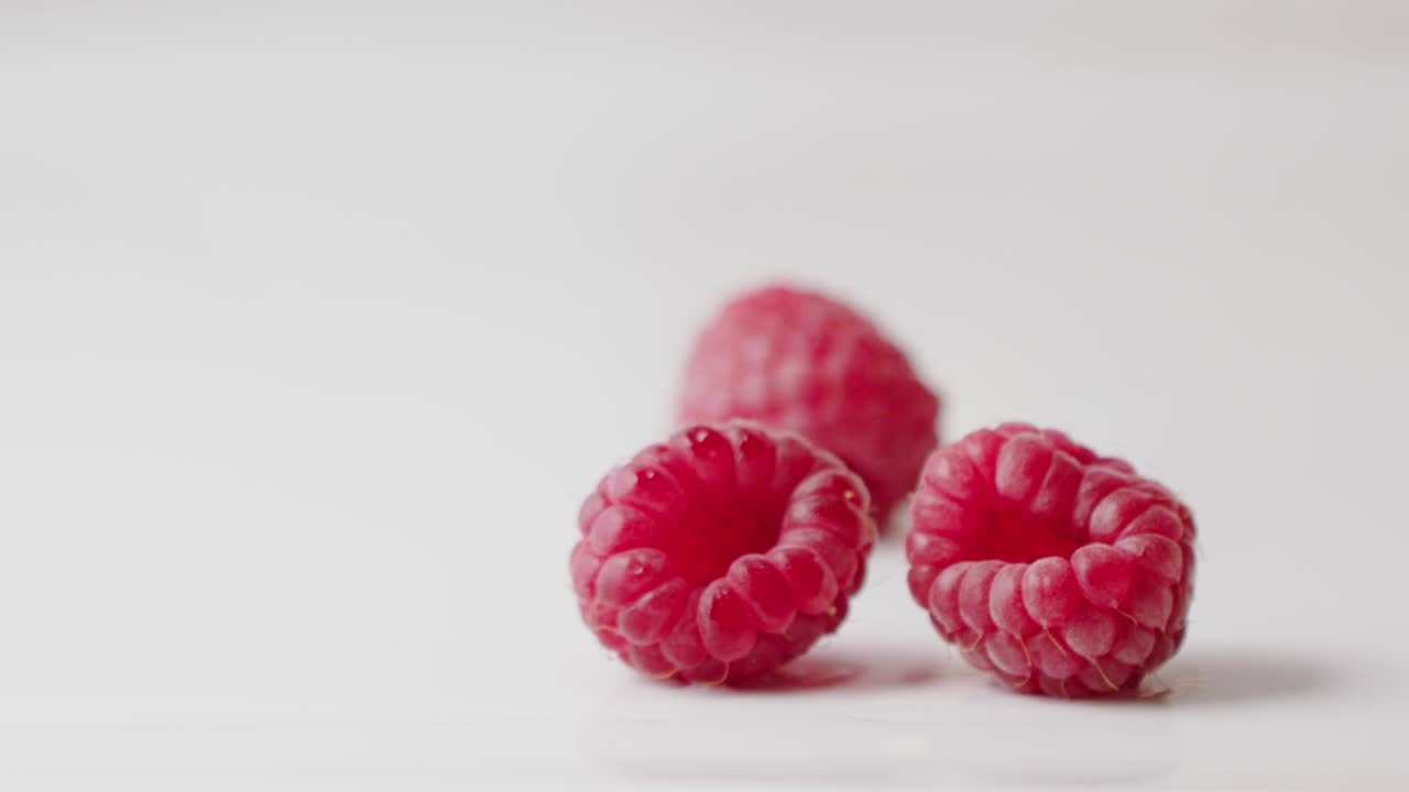 은 은 라즈베리가 떨어집니다.