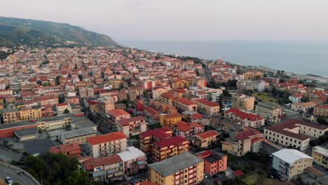 Imágenes-De-Drones-De-Una-Pequeña-Ciudad-Italiana-Junto-Al-Mar