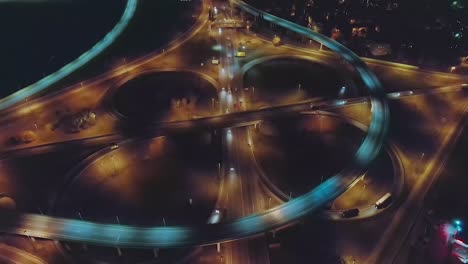 vista aérea nocturna de la intersección de la carretera
