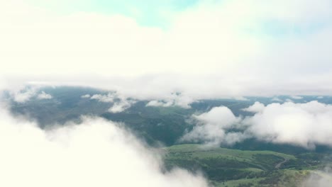 Imágenes-Aéreas-De-Drones-Volando-Y-Emergiendo-De-Las-Nubes-En-El-Cielo