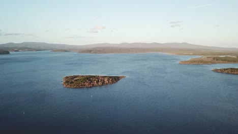 imágenes aéreas sobre la isla de los conejos en la entrada de mallacoota, en el este de victoria, australia, diciembre de 2020