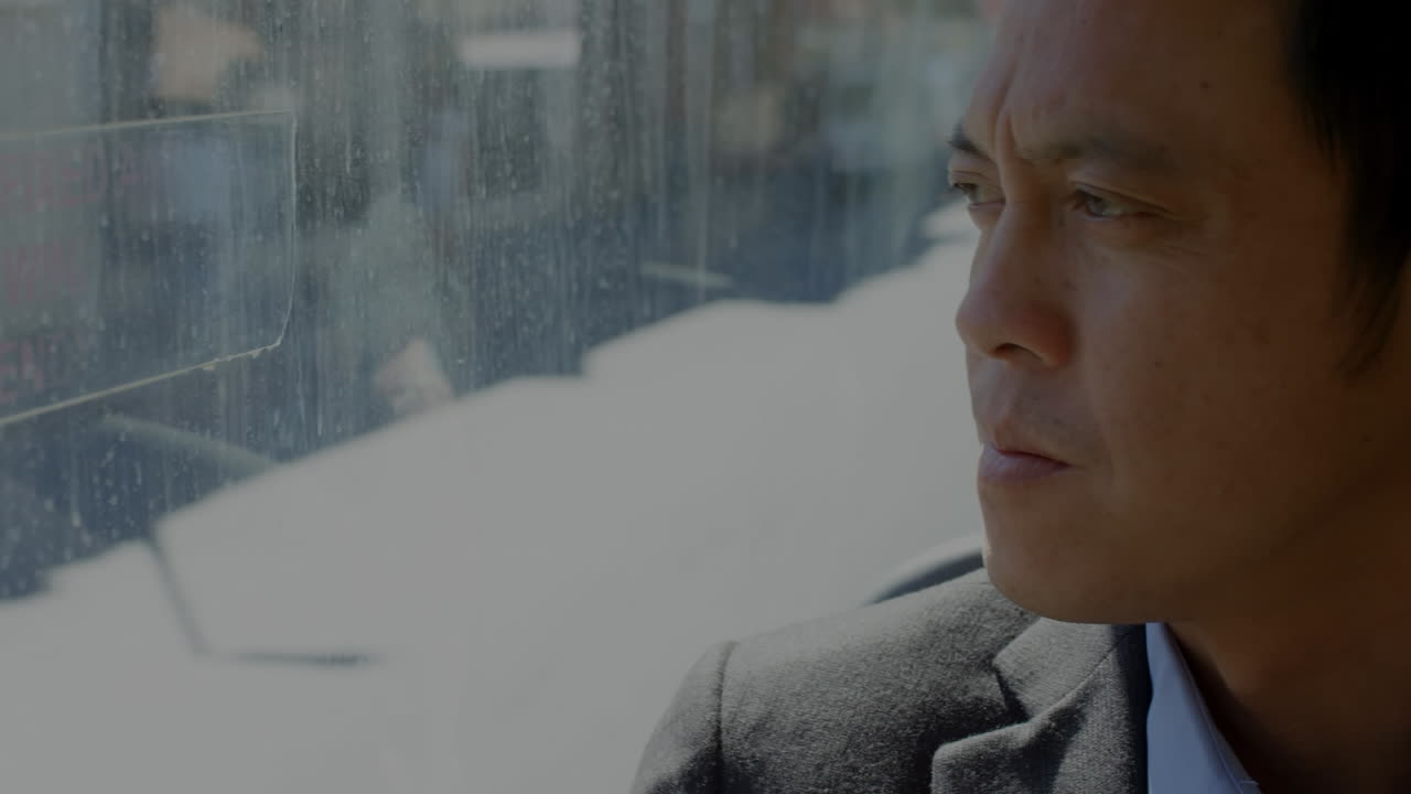 버스에서 두 인종의 사업가에 대한 데이터 처리 애니메이션