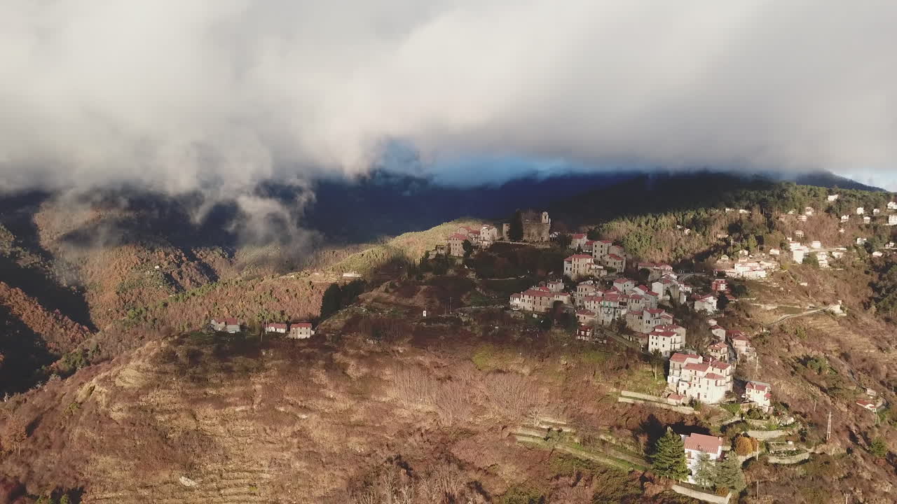 ciudad de pueblo de bajado en vista aérea del campo de montaña
