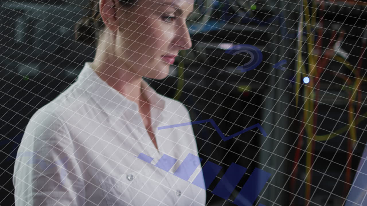 animación de conexiones y procesamiento de datos sobre mujer de negocios caucásica en la oficina