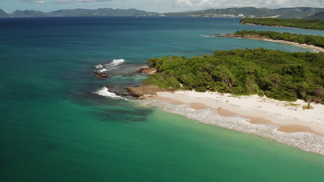 Splendida ripresa video aerea della costa della Martinica, Antille, con una bellissima acqua marina turchese e una costa sabbiosa.