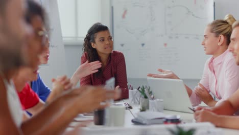 profesionales que trabajan en la sala de reuniones