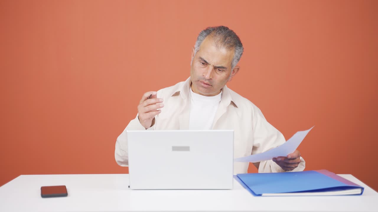 el hombre que firmó los papeles.