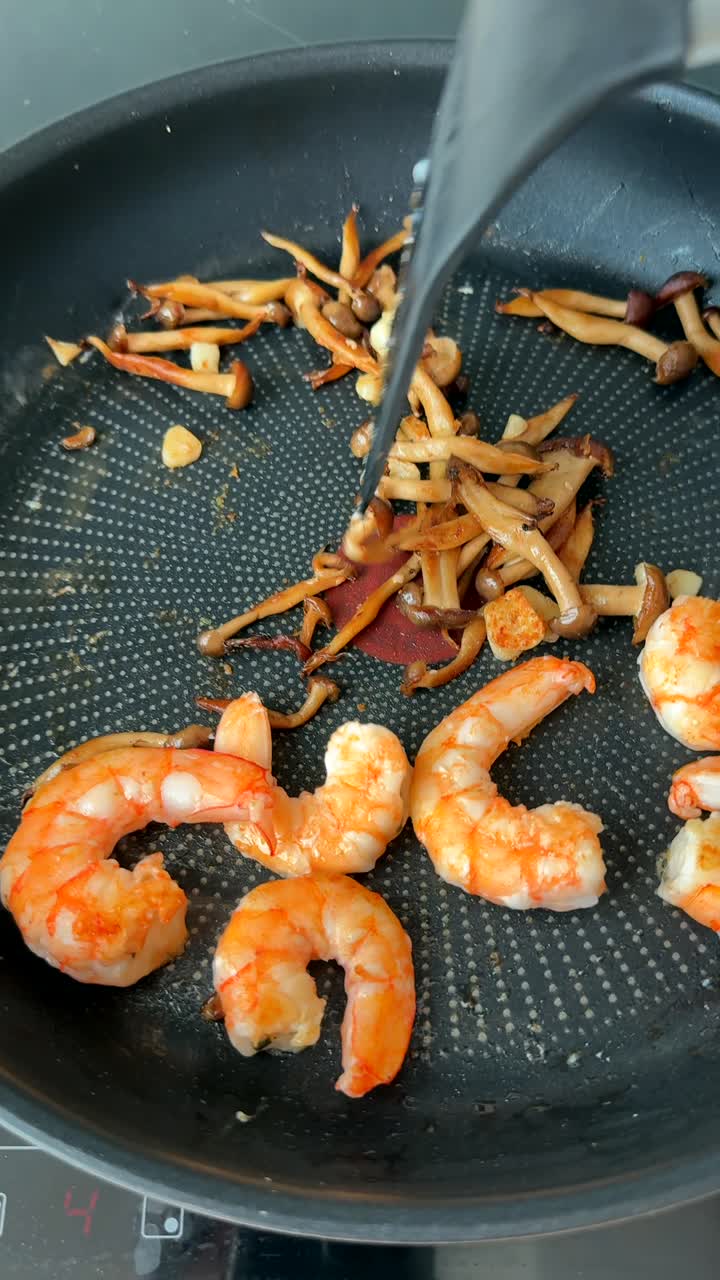 cocinar camarones y setas en una sartén