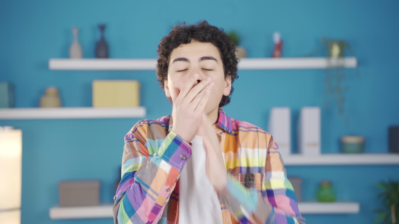 el niño está sorprendido y mirando a la cámara con asombro.