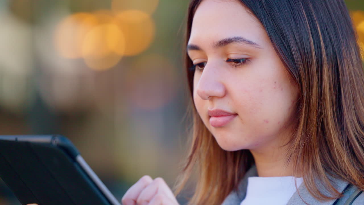 trabajador social en busca de niños