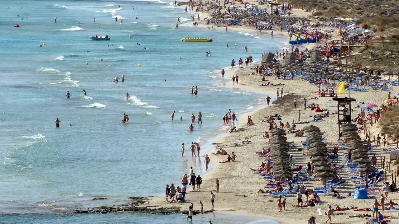 взгляд с воздуха на пляж "сон бу", балеарские острова.