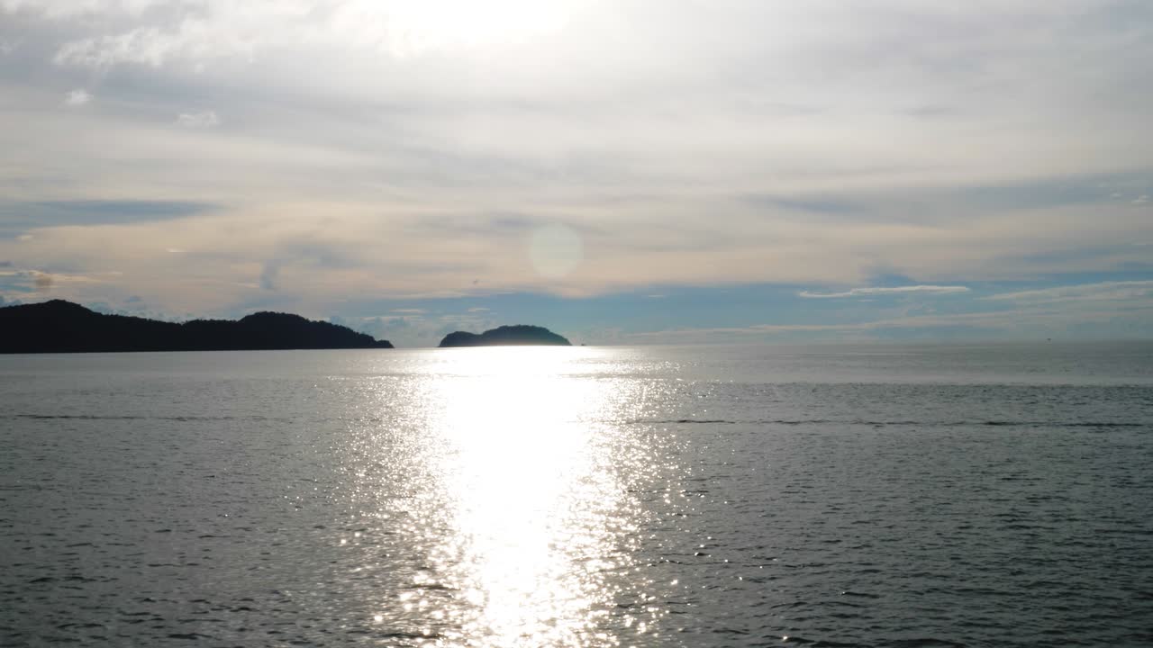 태양 빛 반사 작물에서 바다를 건너는 페리