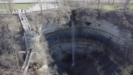 Drohnenaufnahme-Des-Wasserfalls-Vallase-Juga,-Drohne-Fliegt-Langsam-Darauf-Zu