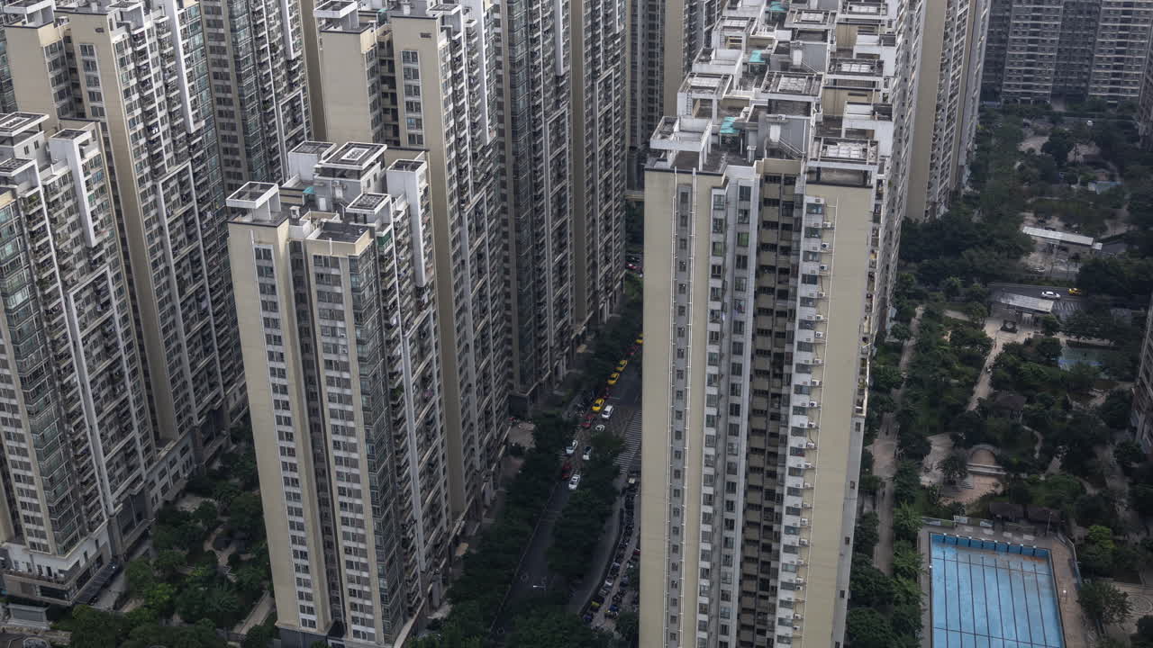 Pemandangan Udara Gedung Apartemen Bertingkat Tinggi yang Padat dan Jalan Kota.