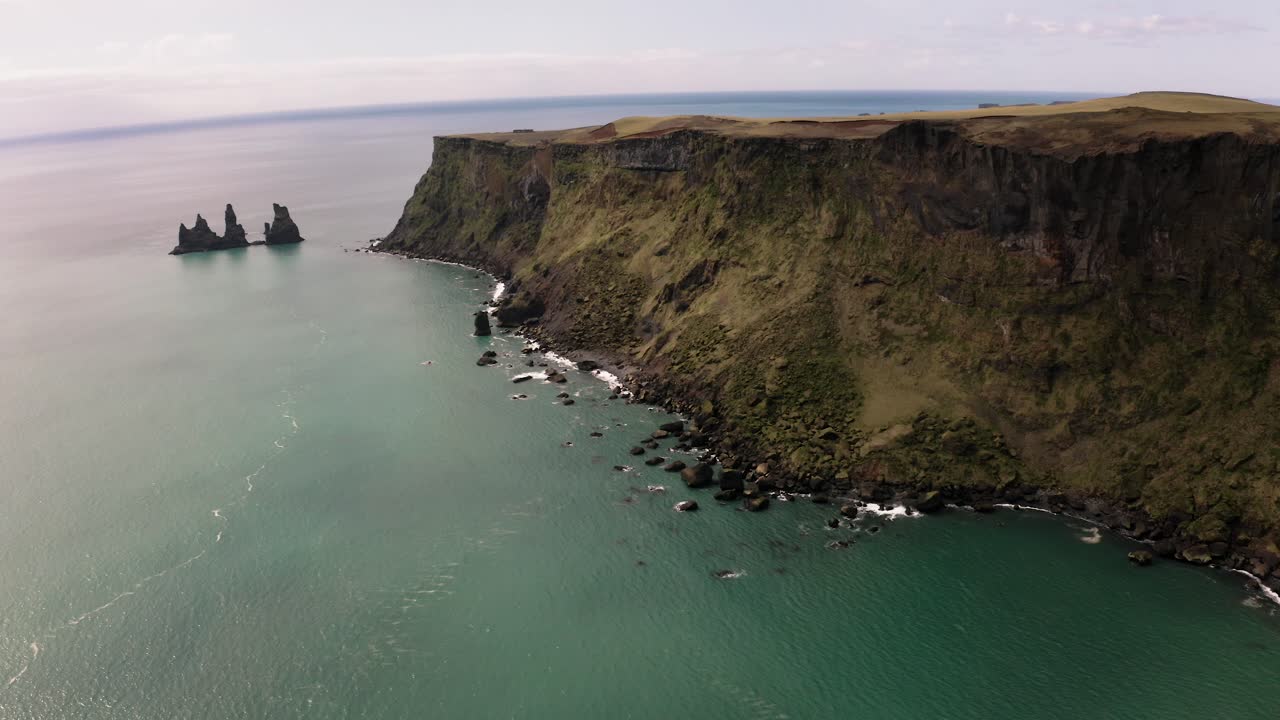 절벽과 바다가 왼쪽으로 움직이는 드론 샷