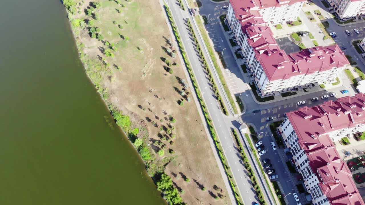 Vista aerea di un complesso residenziale vicino a un fiume