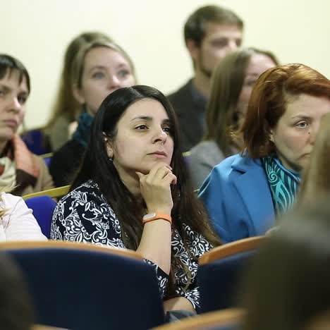 audiencia en la sala de conferencias