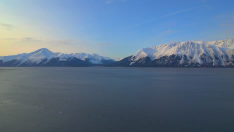 Wunderschöne-Panorama-Luftaufnahme-Der-Berge-Bei-Sonnenaufgang-Entlang-Des-Malerischen-Seward-Highway-In-Alaska