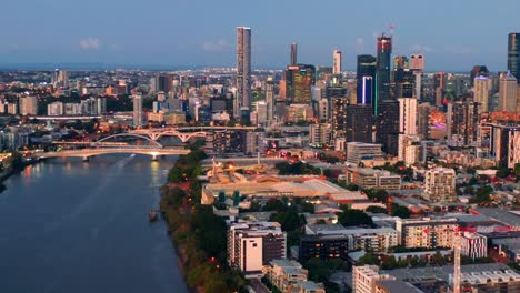 Luftaufnahme-Des-Wohngebiets-West-End-In-Der-Nähe-Von-Brisbane-CBD-Bei-Nacht-In-Australien