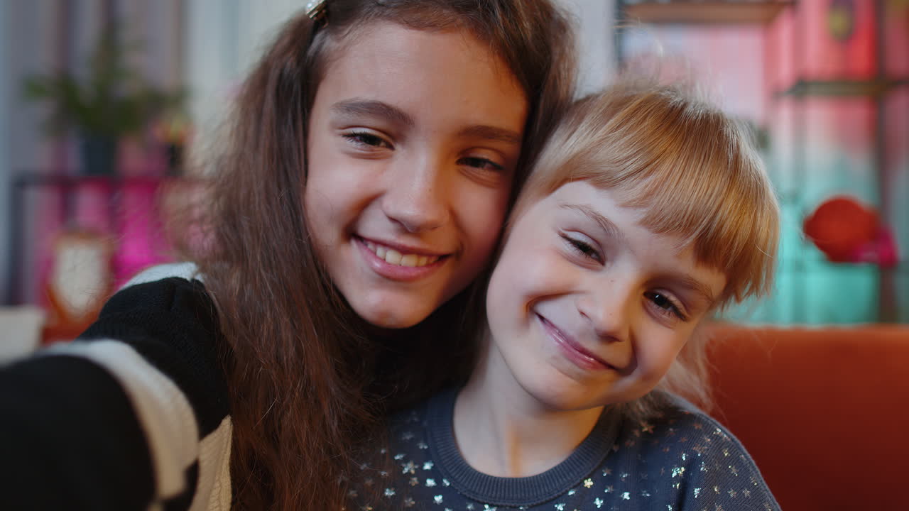 hermanas felices niños niñas sonriendo mirando hacia otro lado soñando descansando, buenas noticias, sentirse satisfechos en casa