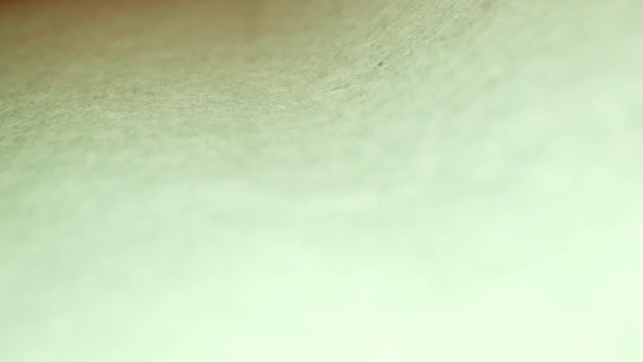 옅은 색의 녹색 티슈 페이퍼 위를 밀고