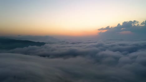 Mit-Der-Späten-Sonne-über-Die-Wolken-Fliegen.-Sonnenaufgang-Oder-Sonnenuntergang-Bunter-Himmelshintergrund.