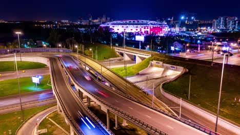 Nachtzeitraffer-Luftaufnahme-Einer-Autobahnkreuzung,-Verkehrswege-Im-Nächtlichen-Moskau