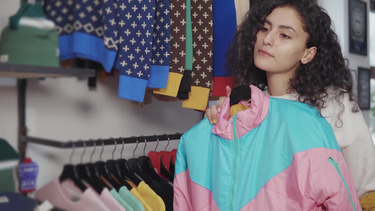 mujer intentando una chaqueta en una tienda de ropa