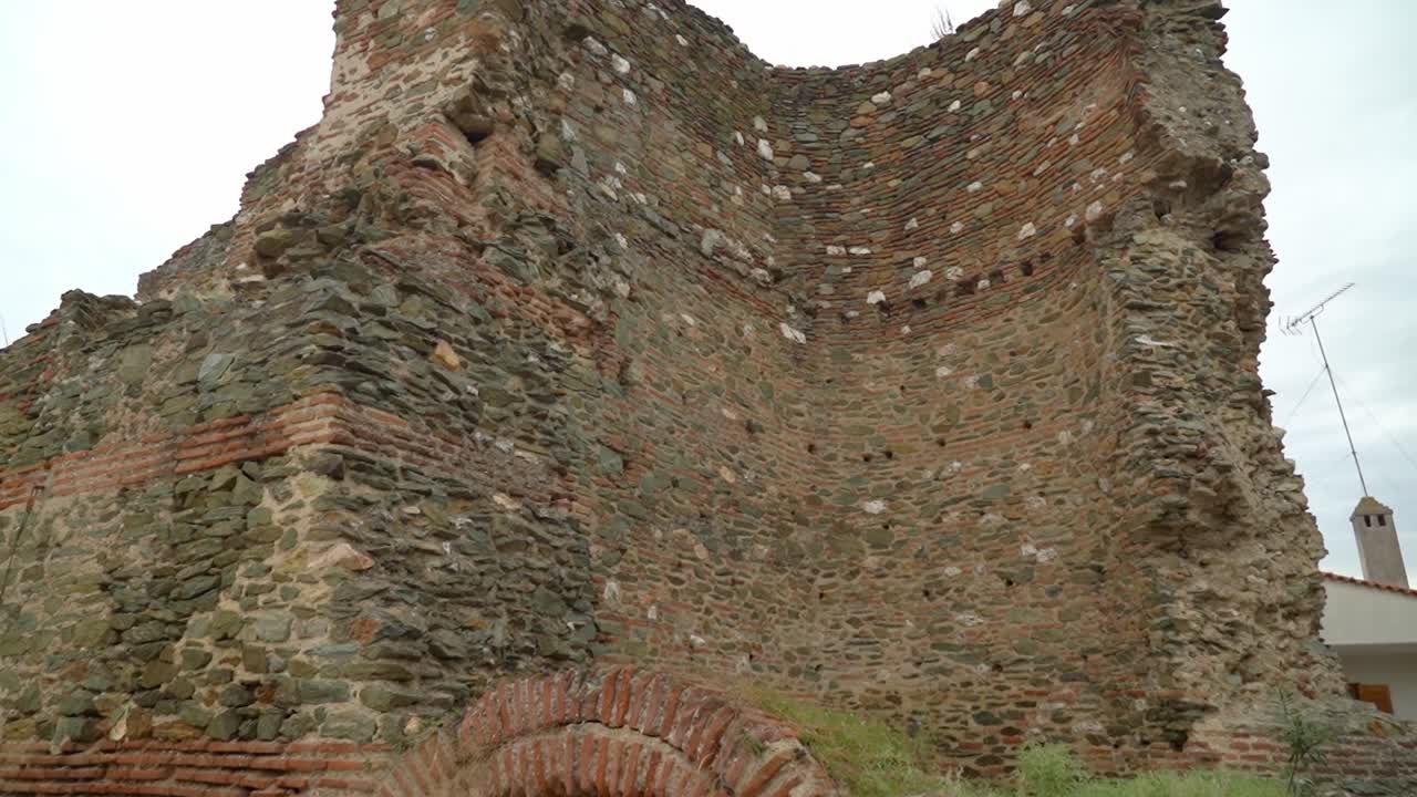 ruinas de la torre de vigilancia de las murallas de la acrópolis en tesalónica