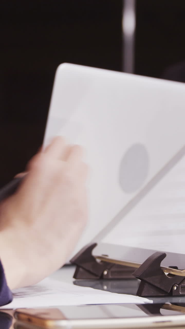 empresarios que interactúan entre sí