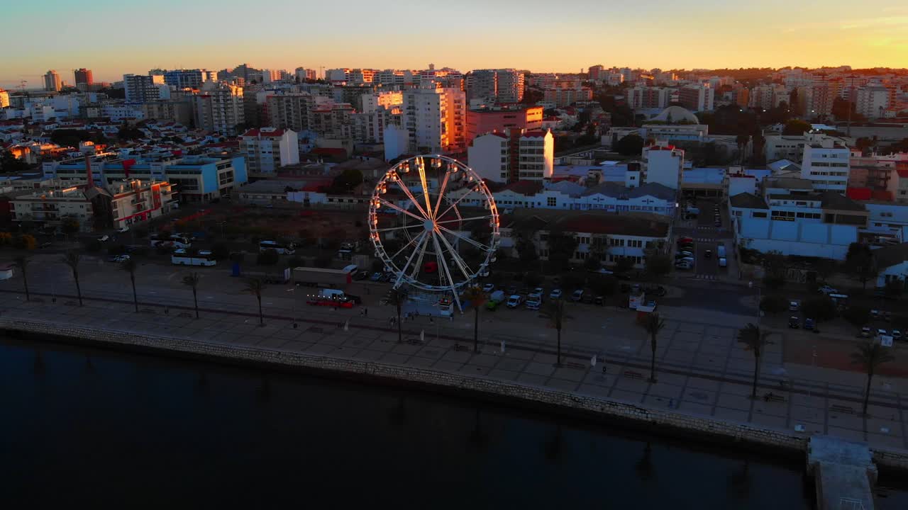vista aérea de la ciudad de portimao en portugal, puesta de sol escénica 4k uhd