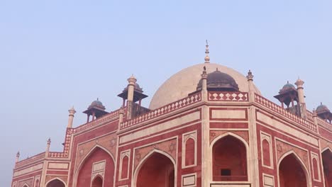 Tumba-De-Humayun-En-La-Mañana-Brumosa-Desde-Una-Perspectiva-única-Tomada-En-Delhi-India