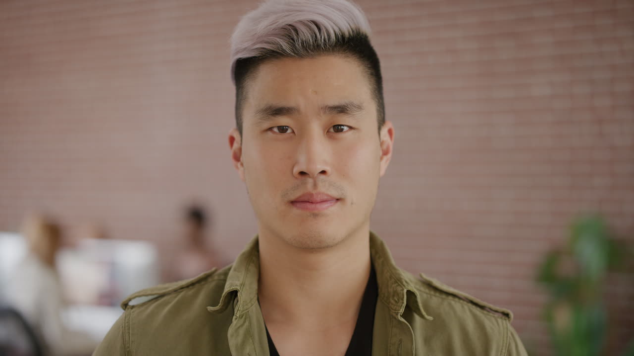 초상화 예쁜 젊은 아시아 남성 자신감있는 심각한 남성 비즈니스 학생 기업가 세련된 패션 느린 동작을 입고