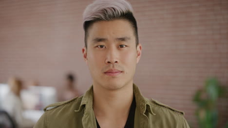 Porträt-Eines-Gutaussehenden-Jungen-Asiatischen-Mannes,-Der-Selbstbewusst-Und-Ernst-Aussieht,-Männlicher-Business-Student-Und-Unternehmer,-Der-Stilvolle-Mode-In-Zeitlupe-Trägt