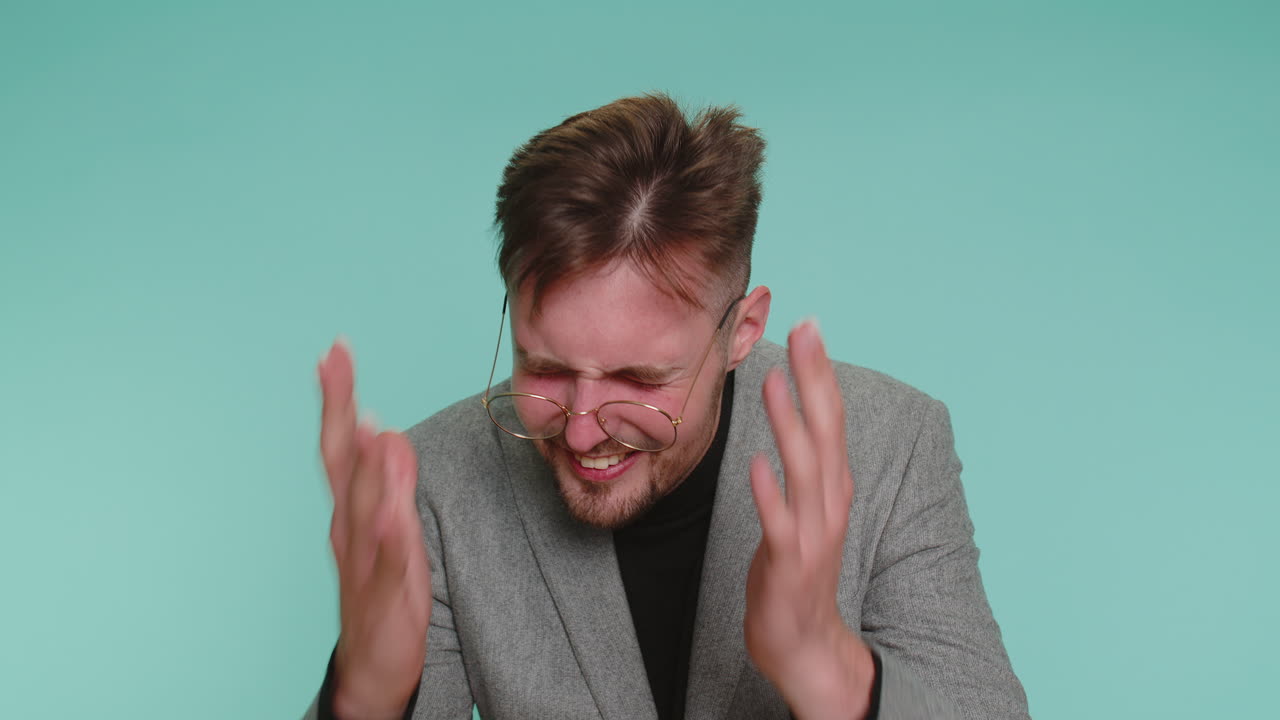 ストレスから叫ぶ 緊張の問題 恐怖を感じる 絶望を感じる 恐れ 驚き ショック 怒りを表現する