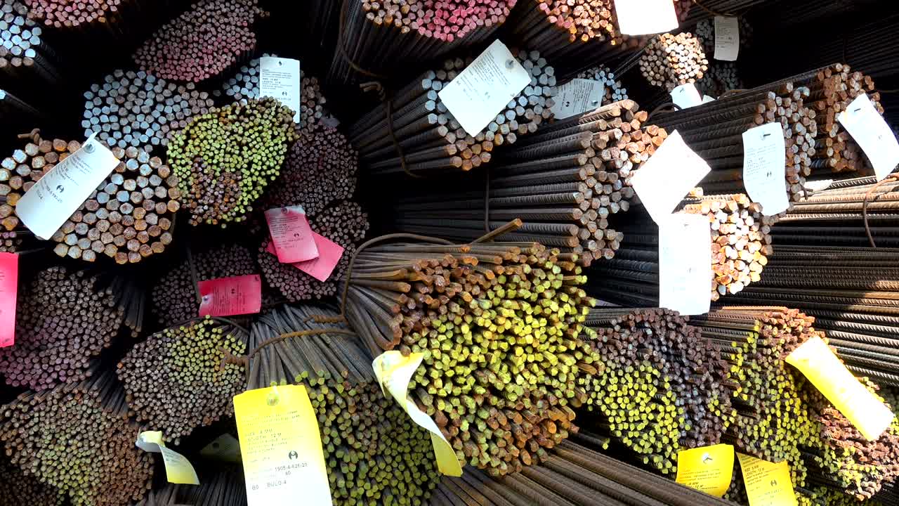 콘크리트를 강화하는 데 사용되는 강철 막대기 또는 막대기, 창고