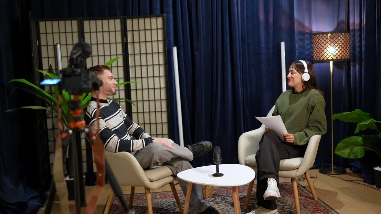 Due persone registrano un'intervista podcast in uno studio