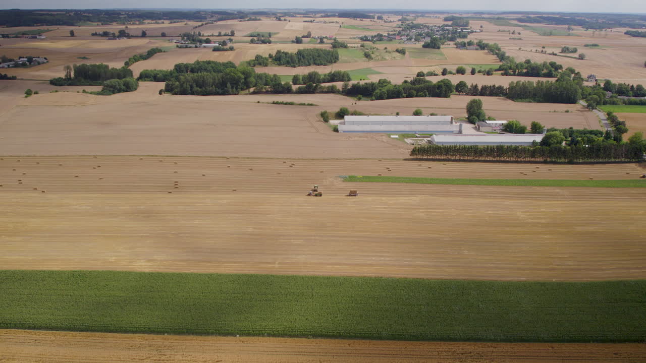 Veduta aerea di un campo agricolo rurale in raccolta