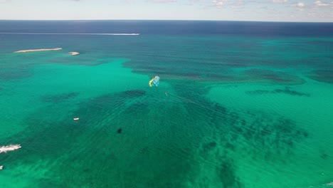 Epic-drone-panorama-of-a-Parasailer-over-Atlantis,-Paradise-Island,-Bahamas